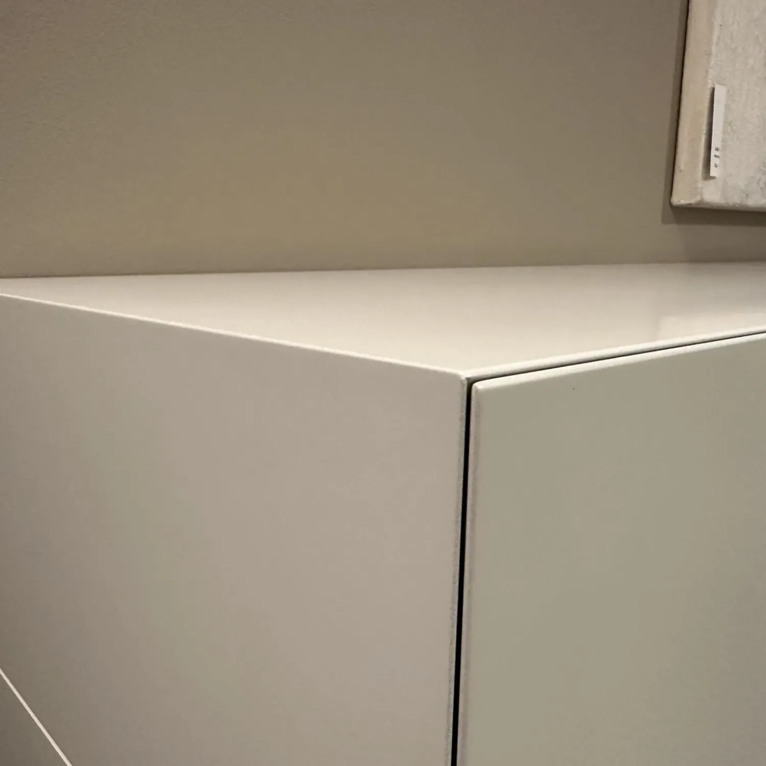 Christine Kröncke Kommoden & Sideboards|Hängesideboard Gap Lack Matt NCS S1502-Y Pearl Creme Fuge Chrom Rauchgrau