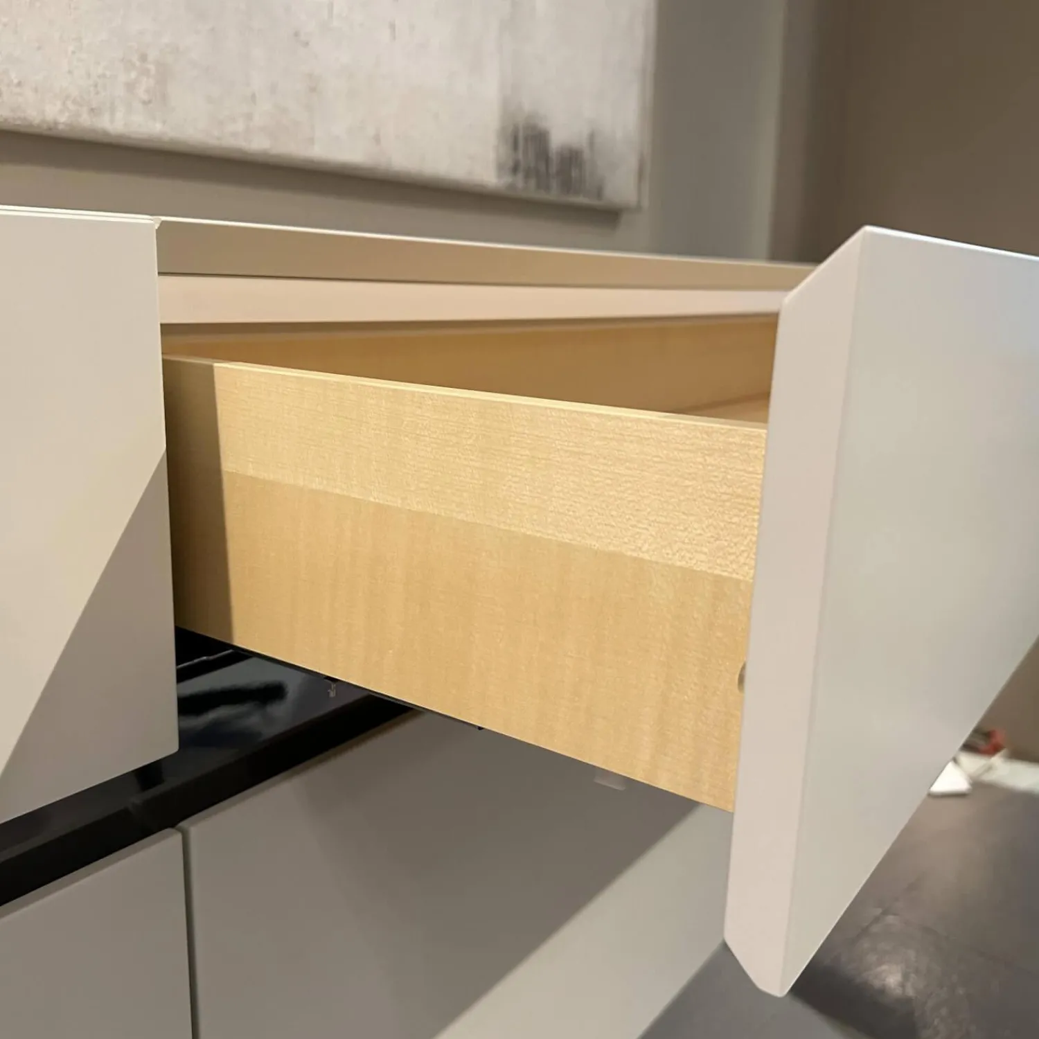 Christine Kröncke Kommoden & Sideboards|Hängesideboard Gap Lack Matt NCS S1502-Y Pearl Creme Fuge Chrom Rauchgrau