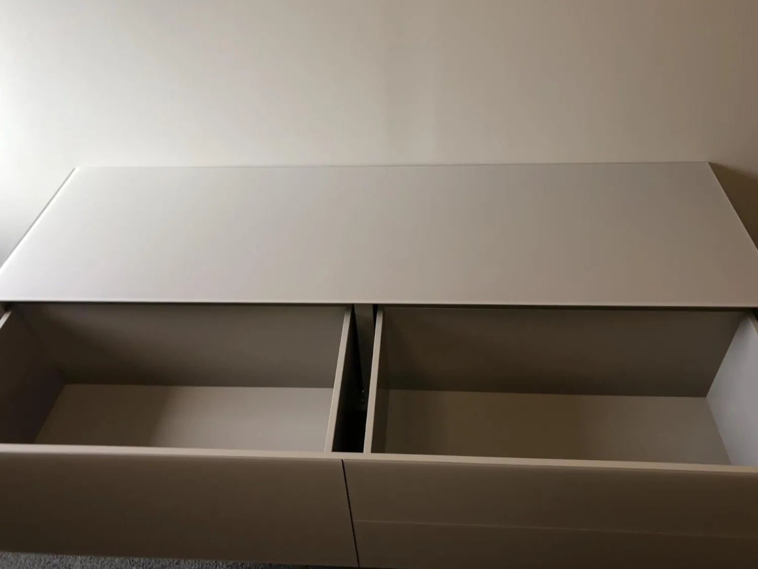 Kettnaker Kommoden & Sideboards|Hängesideboard Soma Außen Glas Basalt Weiß Beige Grau Innen Lack Basalt Weiß Beige Grau Mit Zwei Großen Schubkästen