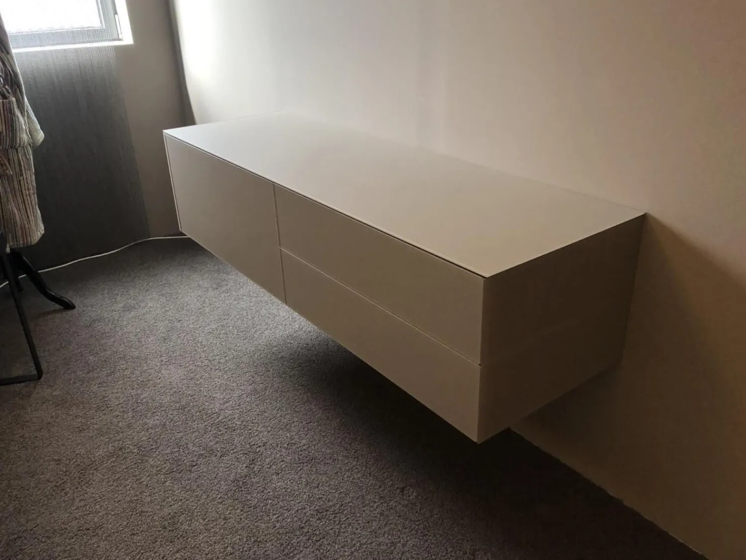 Kettnaker Kommoden & Sideboards|Hängesideboard Soma Außen Glas Basalt Weiß Beige Grau Innen Lack Basalt Weiß Beige Grau Mit Zwei Großen Schubkästen