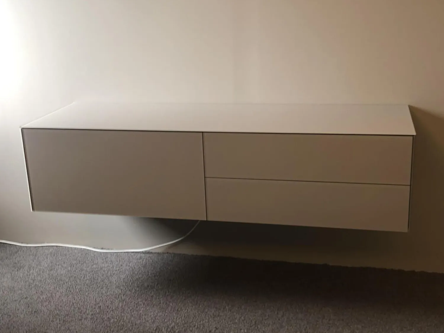 Kettnaker Kommoden & Sideboards|Hängesideboard Soma Außen Glas Basalt Weiß Beige Grau Innen Lack Basalt Weiß Beige Grau Mit Zwei Großen Schubkästen