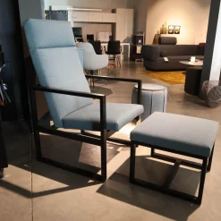 Brühl Loungesessel|Hochlehnsessel Grace Wood Bezug Stoff 4057 61 Blau Grau Gestell Eiche Schwarz Gebeizt Inklusive Hocker