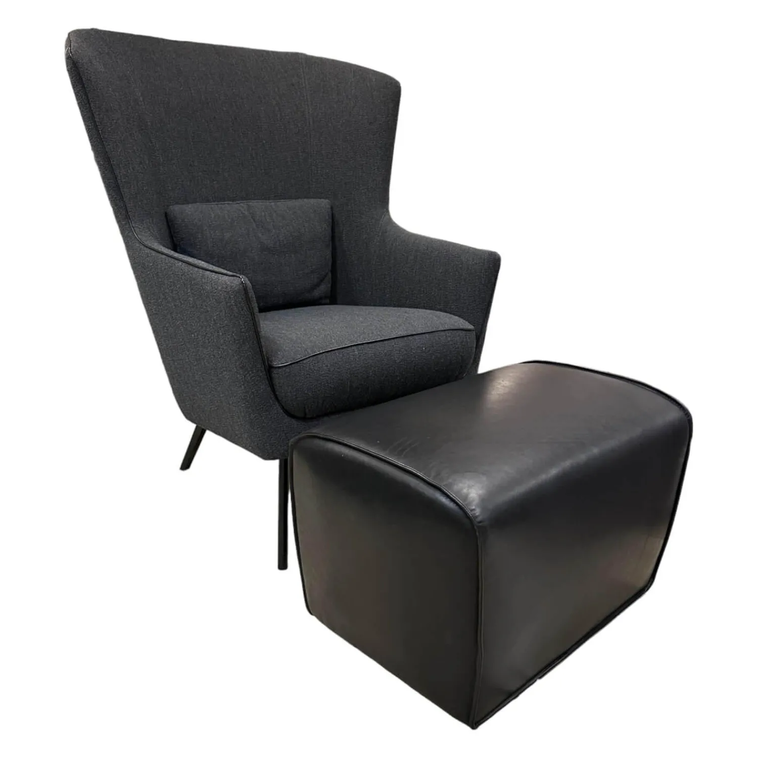 Christine Kröncke Relaxsessel|Hochlehnsessel Lilou Stoff Rye Schwarzgrau Fuß Schwarz mit Hocker Derby