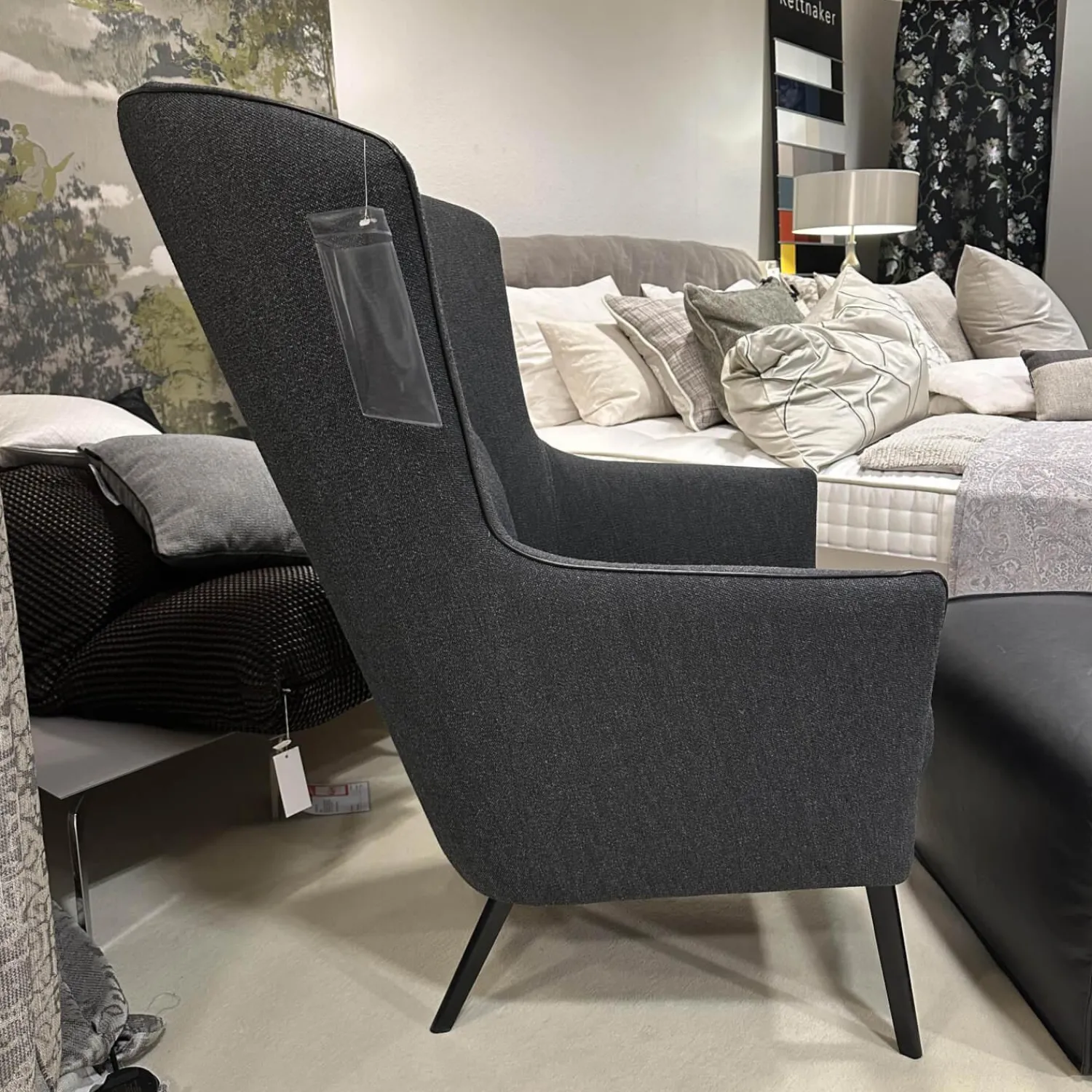 Christine Kröncke Relaxsessel|Hochlehnsessel Lilou Stoff Rye Schwarzgrau Fuß Schwarz mit Hocker Derby