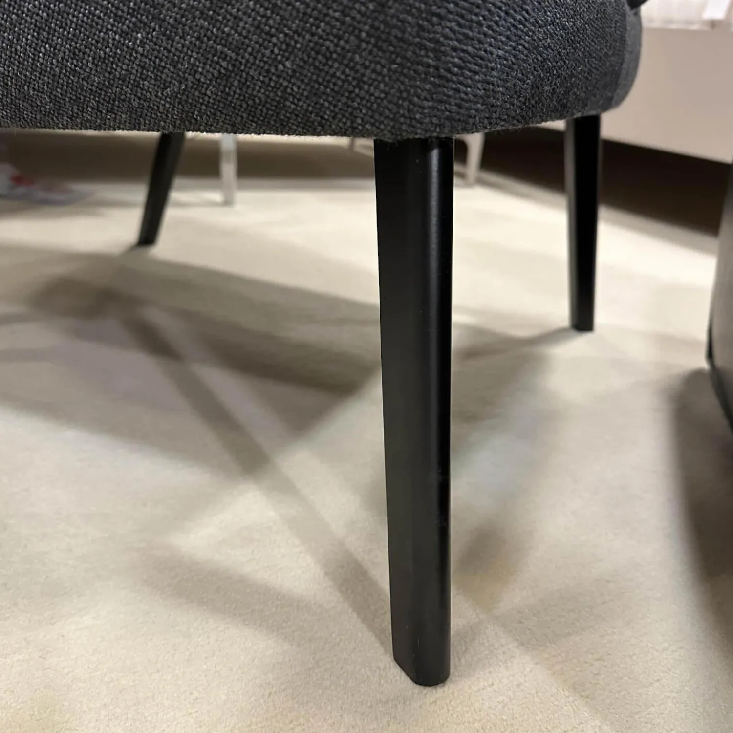 Christine Kröncke Relaxsessel|Hochlehnsessel Lilou Stoff Rye Schwarzgrau Fuß Schwarz mit Hocker Derby