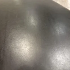 Christine Kröncke Relaxsessel|Hochlehnsessel Lilou Stoff Rye Schwarzgrau Fuß Schwarz mit Hocker Derby