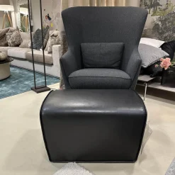 Christine Kröncke Relaxsessel|Hochlehnsessel Lilou Stoff Rye Schwarzgrau Fuß Schwarz mit Hocker Derby