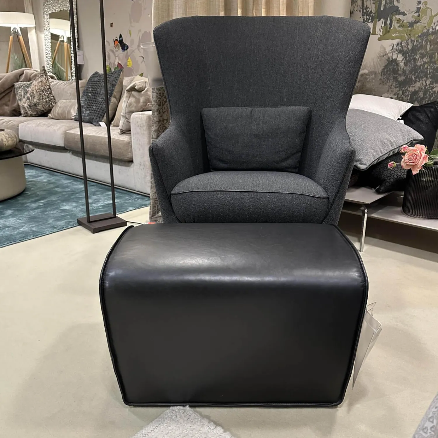 Christine Kröncke Relaxsessel|Hochlehnsessel Lilou Stoff Rye Schwarzgrau Fuß Schwarz mit Hocker Derby