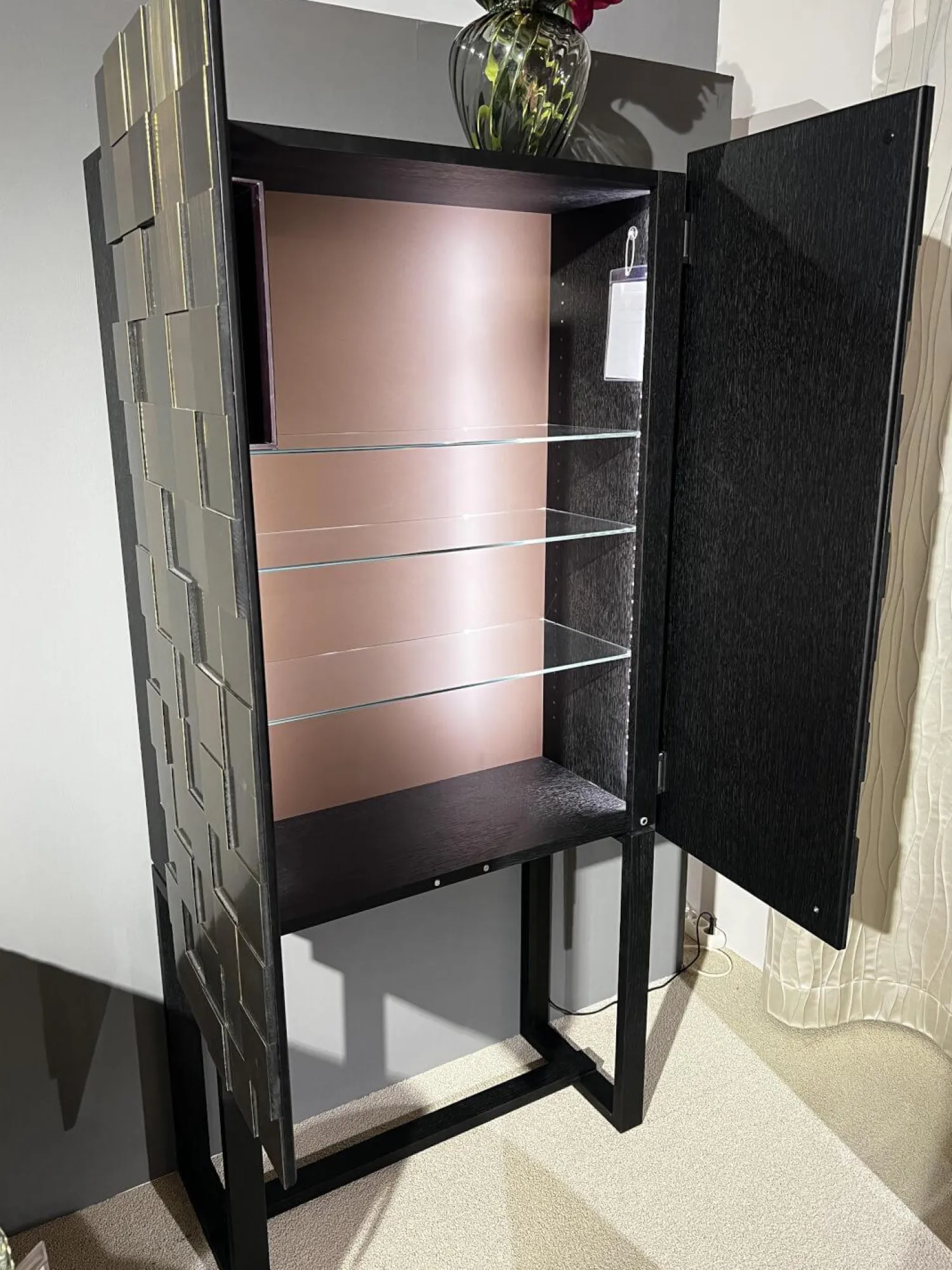 Christine Kröncke Vitrinen & Highboards|Hochschrank Shape 30 Collector Front Dark Beauty Quadrat Messing Brüniert Korpus Eiche Anthrazit Matt Lackiert Mit Beleuchtung