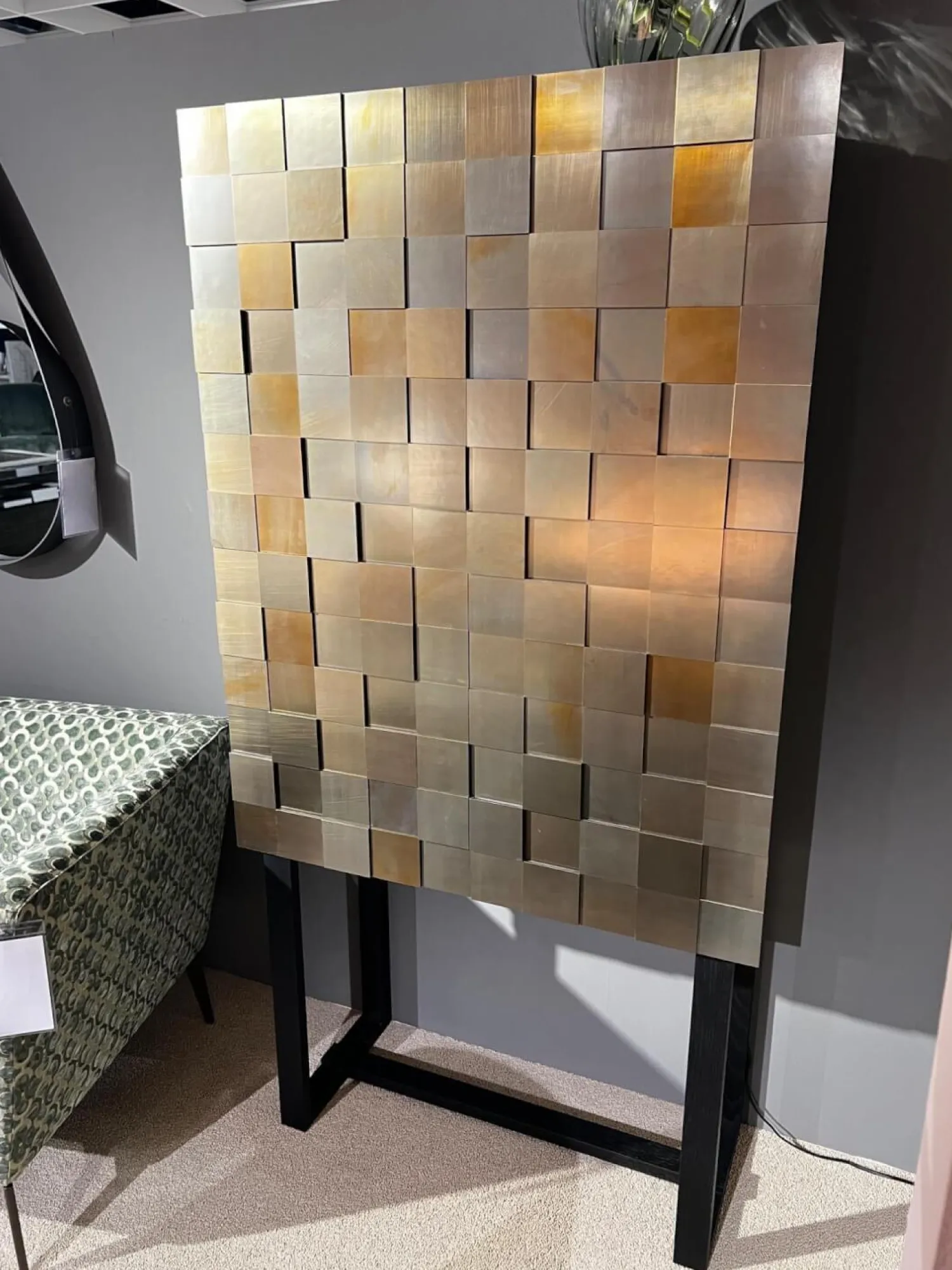 Christine Kröncke Vitrinen & Highboards|Hochschrank Shape 30 Collector Front Dark Beauty Quadrat Messing Brüniert Korpus Eiche Anthrazit Matt Lackiert Mit Beleuchtung