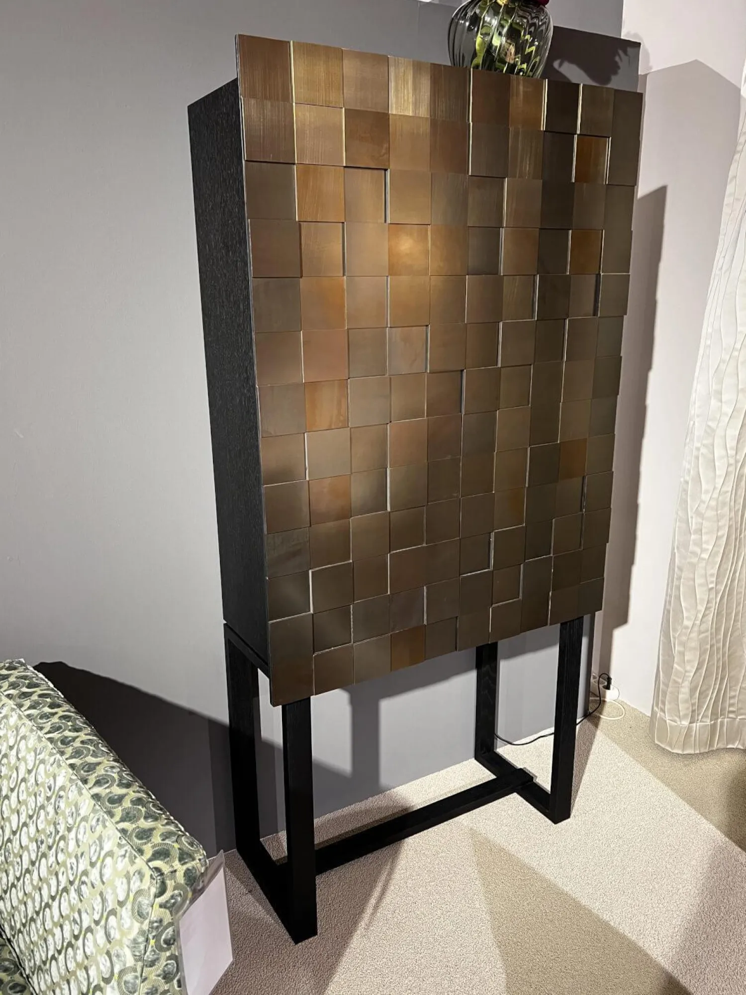 Christine Kröncke Vitrinen & Highboards|Hochschrank Shape 30 Collector Front Dark Beauty Quadrat Messing Brüniert Korpus Eiche Anthrazit Matt Lackiert Mit Beleuchtung