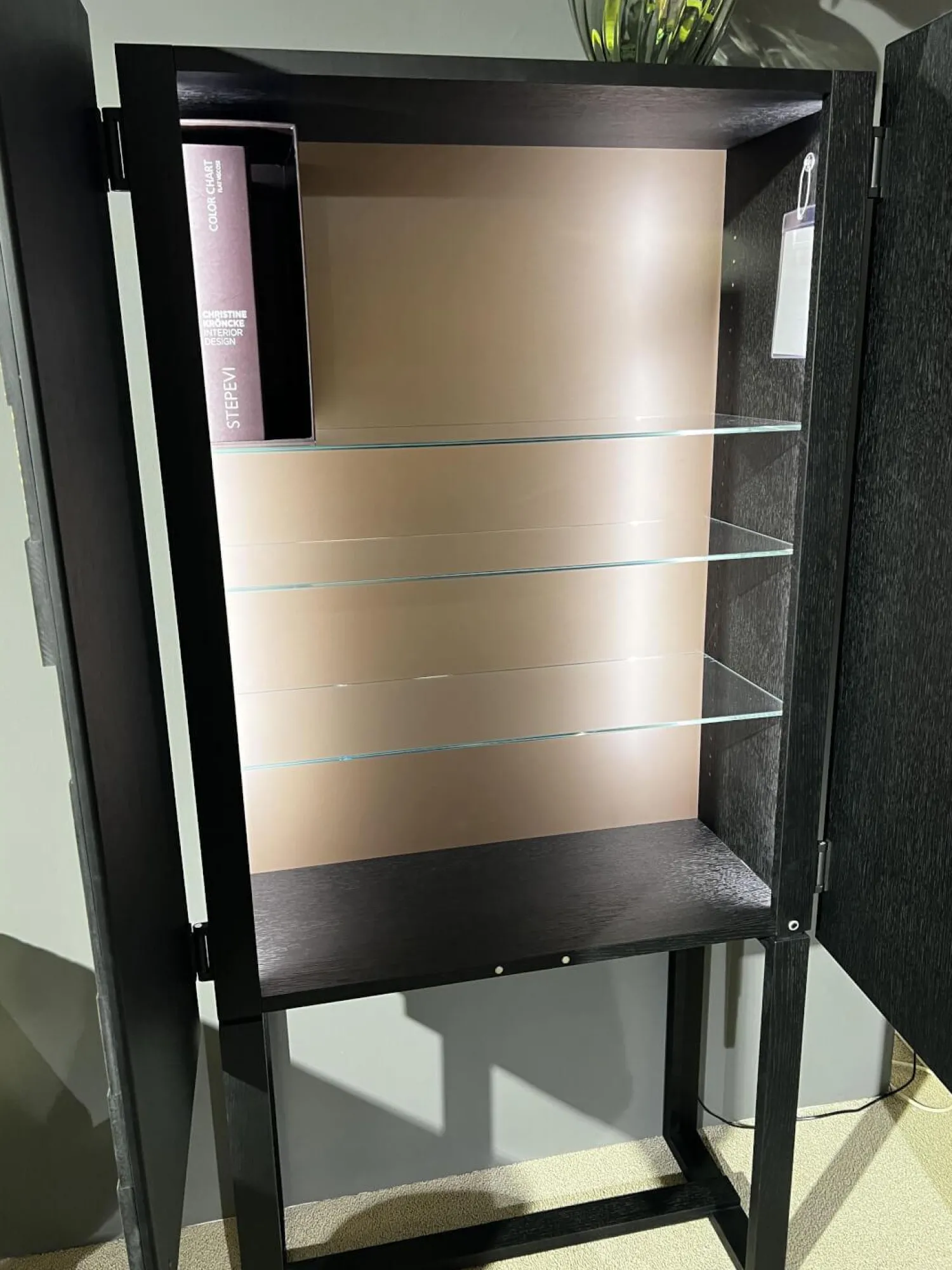 Christine Kröncke Vitrinen & Highboards|Hochschrank Shape 30 Collector Front Dark Beauty Quadrat Messing Brüniert Korpus Eiche Anthrazit Matt Lackiert Mit Beleuchtung