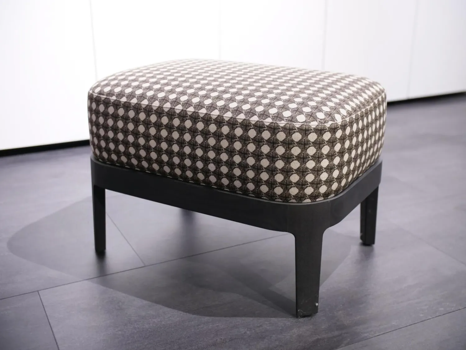 Molteni & C Hocker & Sitzsäcke|Hocker Chelsea Stoff Scuro Braun Weiß Gemustert Gestell Eiche Grau