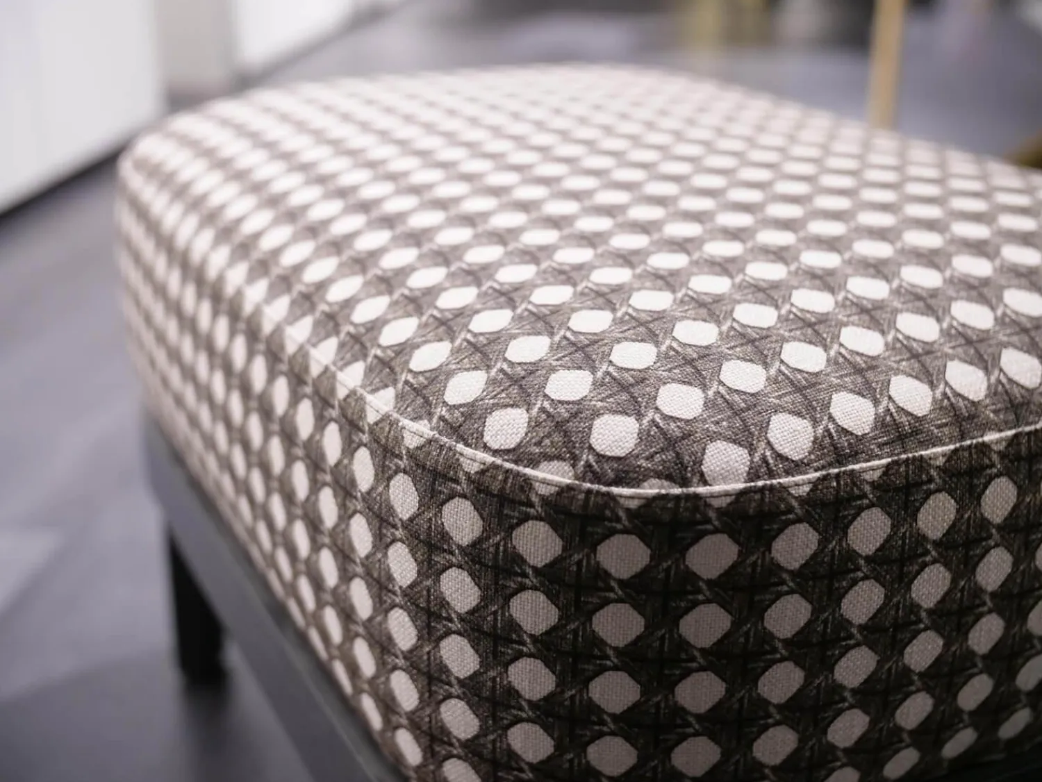 Molteni & C Hocker & Sitzsäcke|Hocker Chelsea Stoff Scuro Braun Weiß Gemustert Gestell Eiche Grau