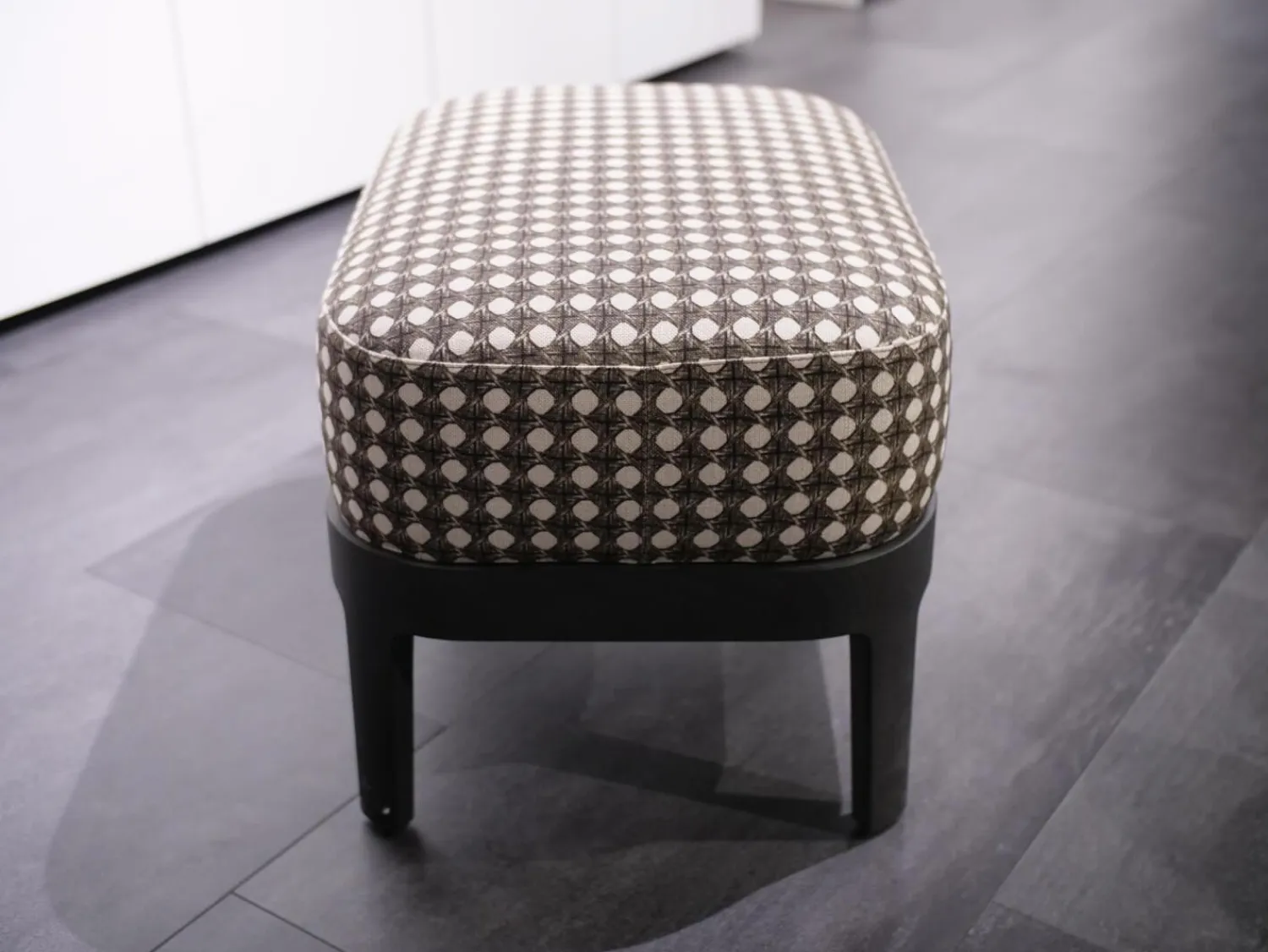 Molteni & C Hocker & Sitzsäcke|Hocker Chelsea Stoff Scuro Braun Weiß Gemustert Gestell Eiche Grau