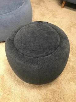 Troels Hocker & Sitzsäcke|Hocker Circle Stoff 490 Yeti Triton mit Wendbarer Platte D00 Eiche Roh