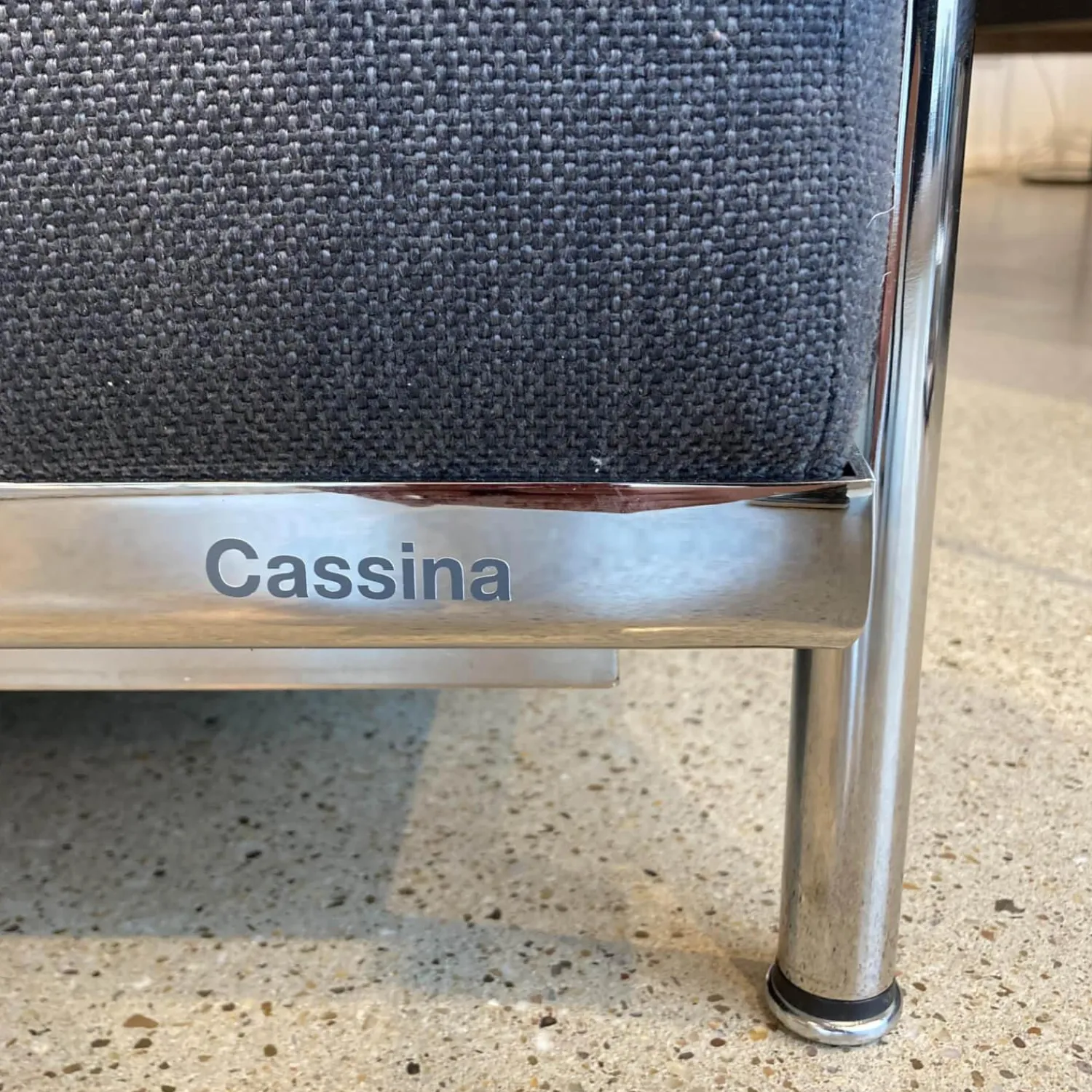 Cassina Hocker & Sitzsäcke|Hocker Designklassiker LC2 Stoff Grau Savanna 13E398 Stahlrohr Chrom