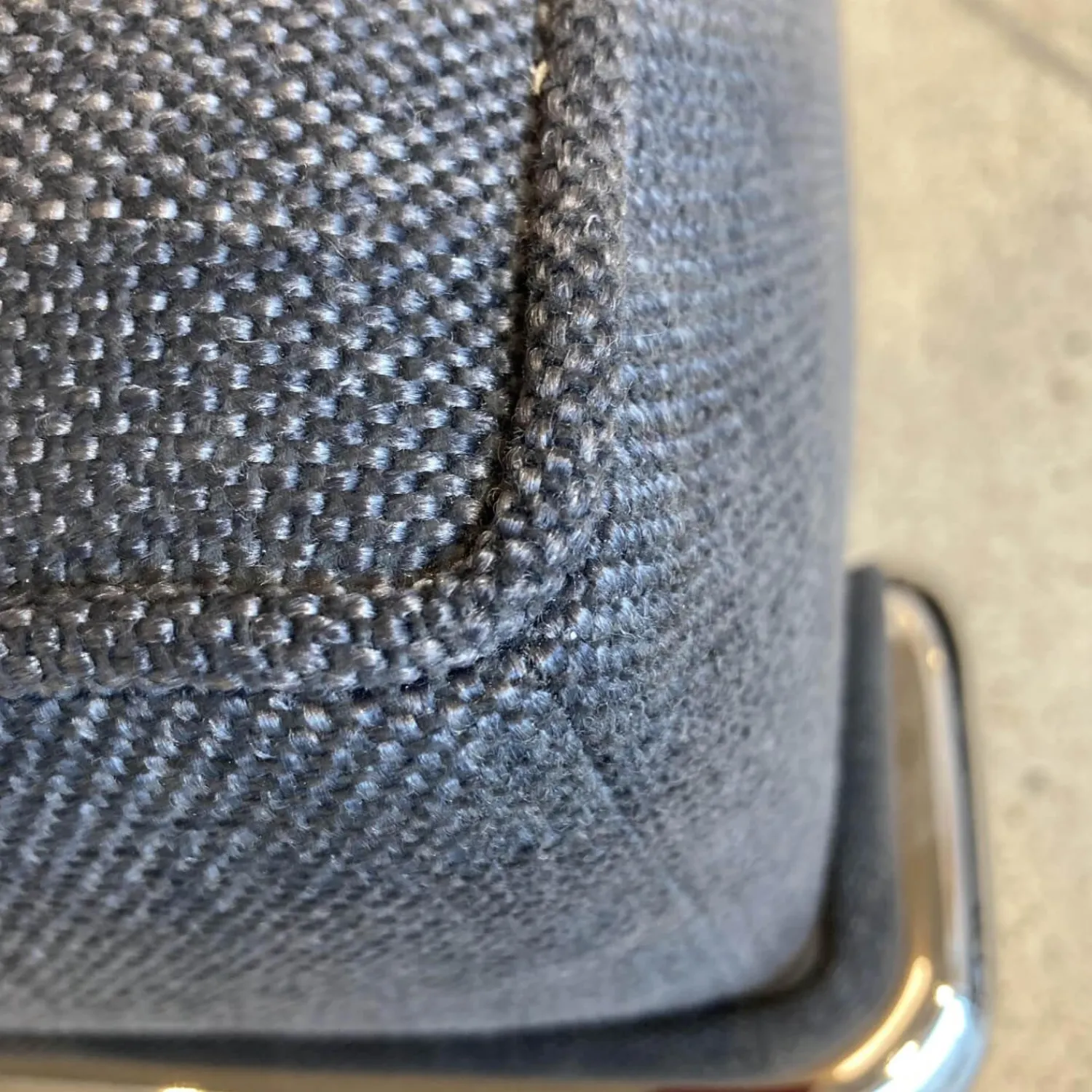 Cassina Hocker & Sitzsäcke|Hocker Designklassiker LC2 Stoff Grau Savanna 13E398 Stahlrohr Chrom