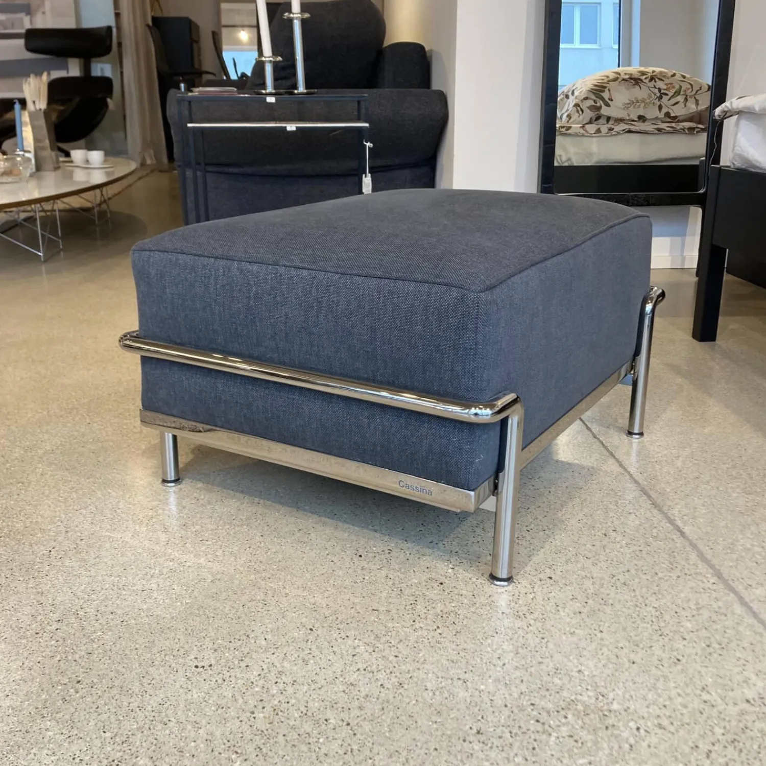 Cassina Hocker & Sitzsäcke|Hocker Designklassiker LC2 Stoff Grau Savanna 13E398 Stahlrohr Chrom