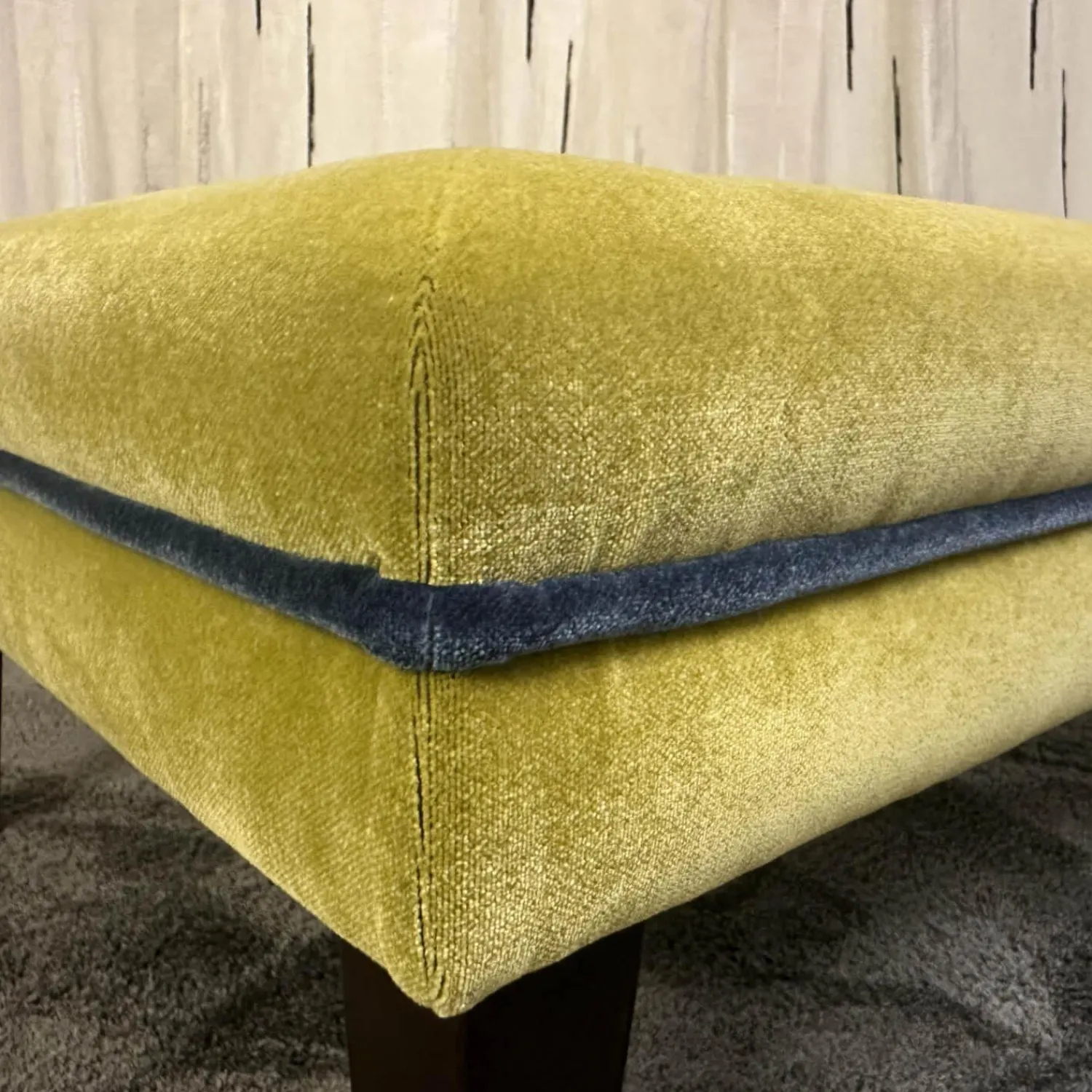 Nobilis Hocker & Sitzsäcke|Hocker Royal Caption Stoff Zimmer & Rhode Infinity Grüngelb Mit Dunkelblauen Knöpfen Füße Dunkel Gebeizt Und Lackiert