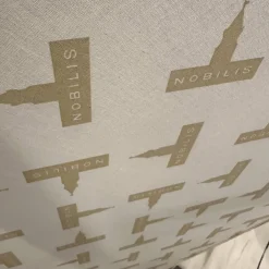 Nobilis Hocker & Sitzsäcke|Hocker Royal Caption Stoff Zimmer & Rhode Infinity Grüngelb Mit Dunkelblauen Knöpfen Füße Dunkel Gebeizt Und Lackiert