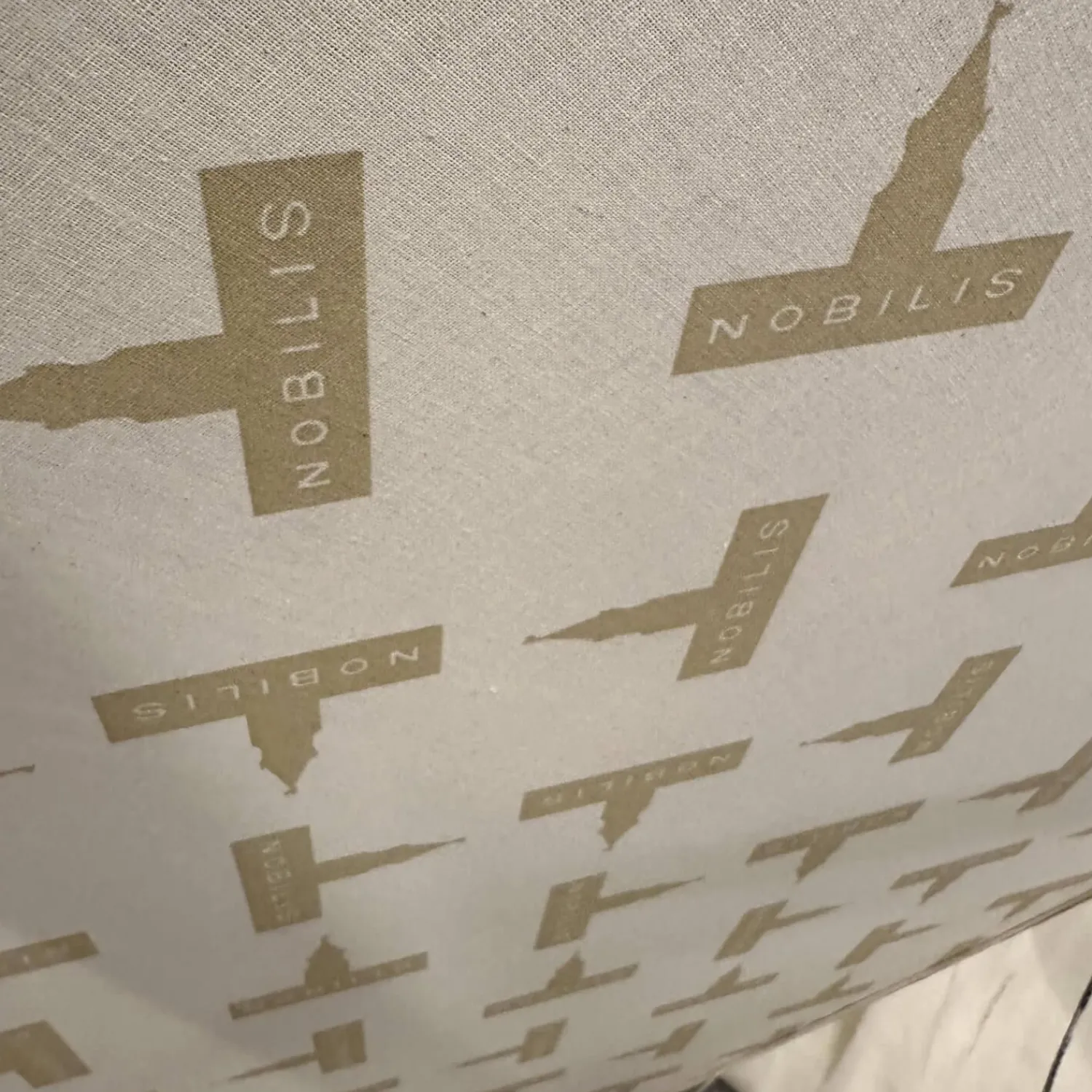 Nobilis Hocker & Sitzsäcke|Hocker Royal Caption Stoff Zimmer & Rhode Infinity Grüngelb Mit Dunkelblauen Knöpfen Füße Dunkel Gebeizt Und Lackiert