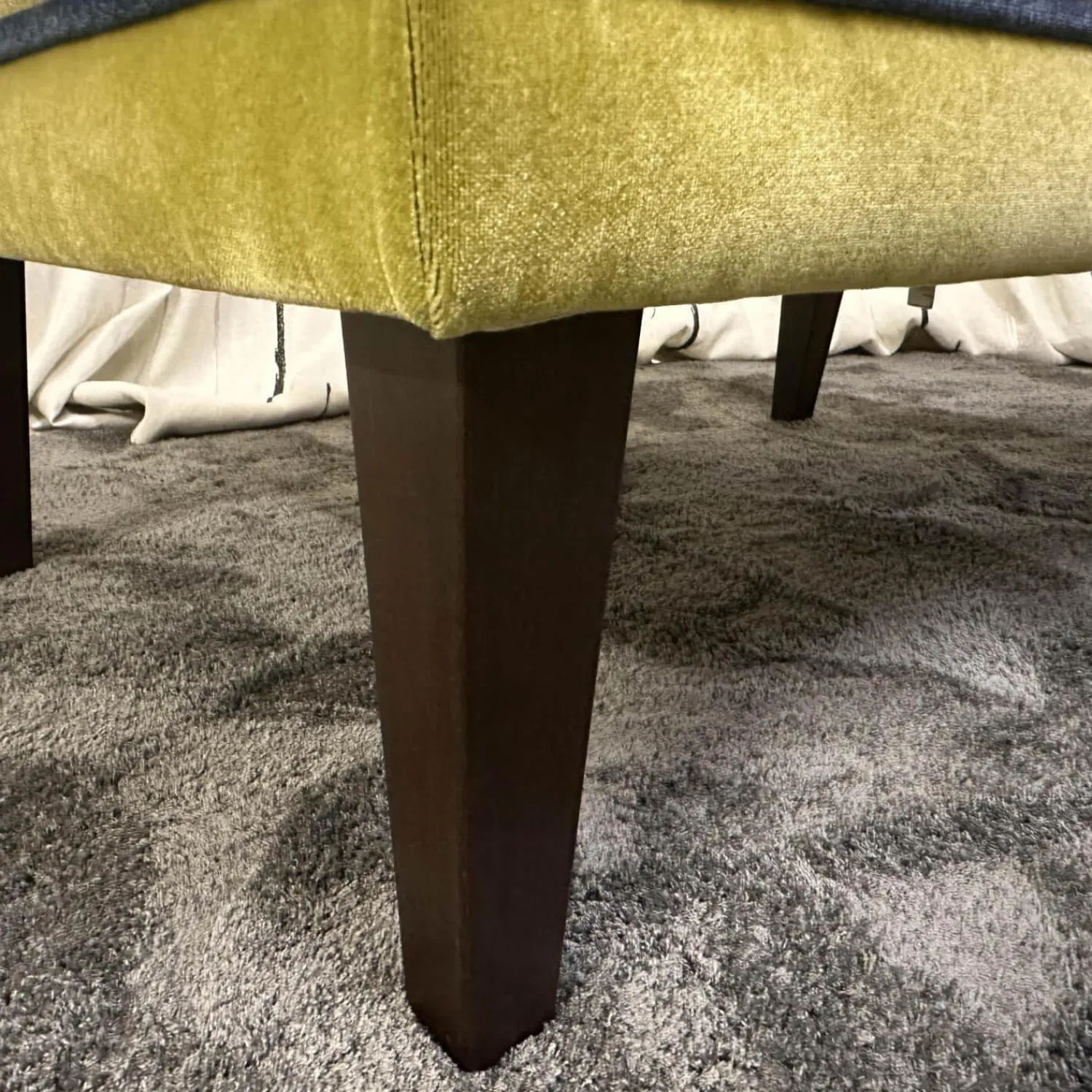 Nobilis Hocker & Sitzsäcke|Hocker Royal Caption Stoff Zimmer & Rhode Infinity Grüngelb Mit Dunkelblauen Knöpfen Füße Dunkel Gebeizt Und Lackiert