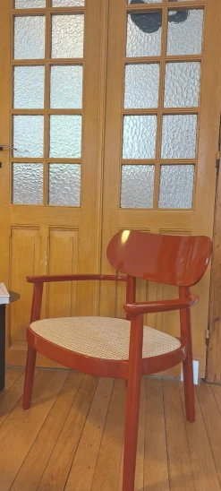 Thonet Einzelstühle|Holzsessel 119F Hochglanzlack Dunkelrot Sitzfläche Rohrgeflecht Gleiter Kunststoff Braun Mit Filz Mit Armlehnen