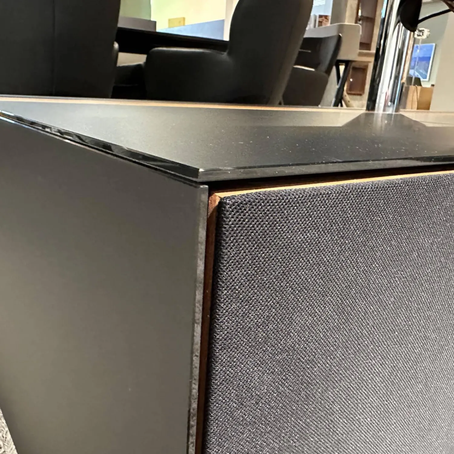 Team 7 Wohnwände & Tv-Lowboards|Home-Entertainment Raumteilerkorpus Mit TV-Säule Abdeckplatte Farbglas Schwarz Matt Nussbaum Natur Geölt