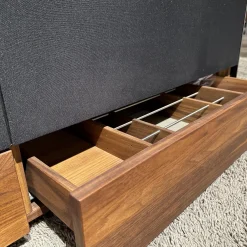 Team 7 Wohnwände & Tv-Lowboards|Home-Entertainment Raumteilerkorpus Mit TV-Säule Abdeckplatte Farbglas Schwarz Matt Nussbaum Natur Geölt