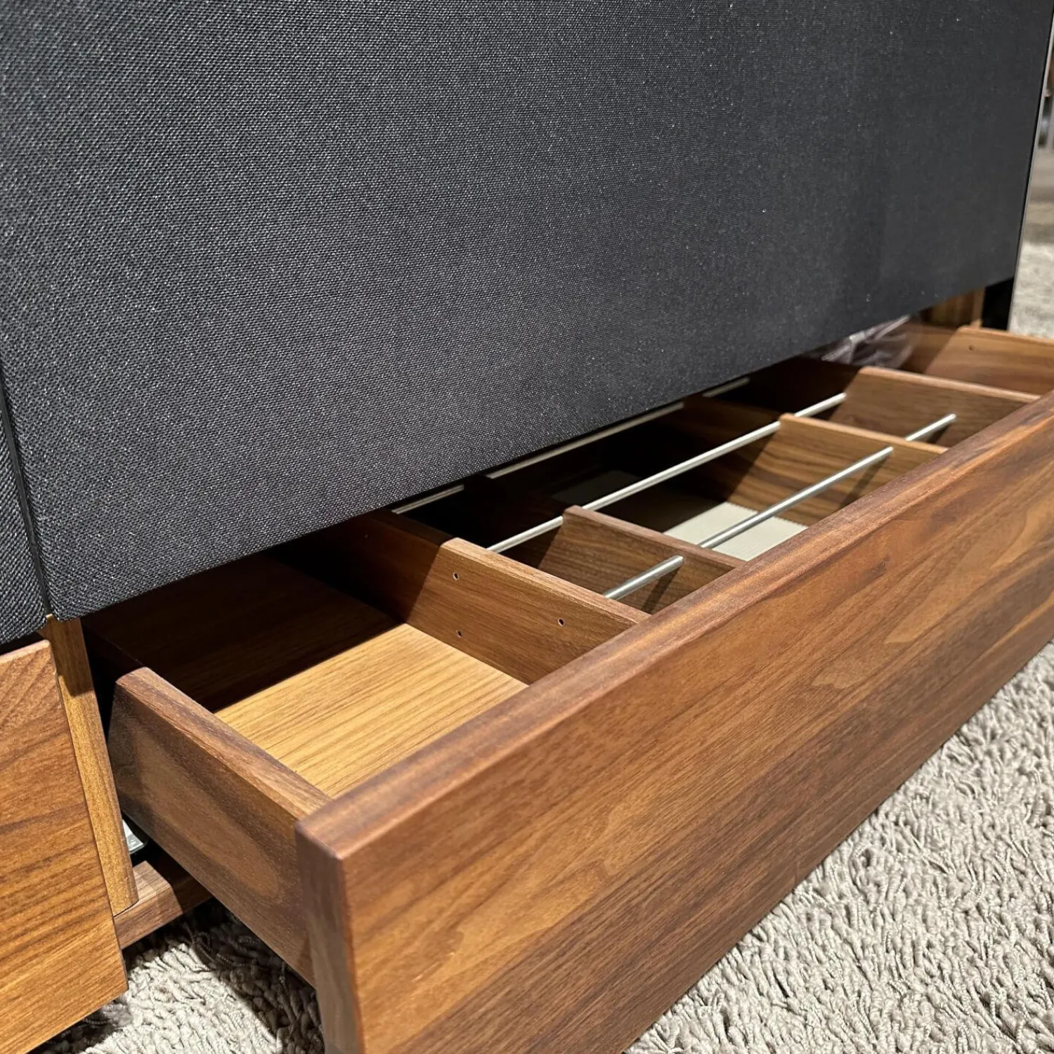 Team 7 Wohnwände & Tv-Lowboards|Home-Entertainment Raumteilerkorpus Mit TV-Säule Abdeckplatte Farbglas Schwarz Matt Nussbaum Natur Geölt