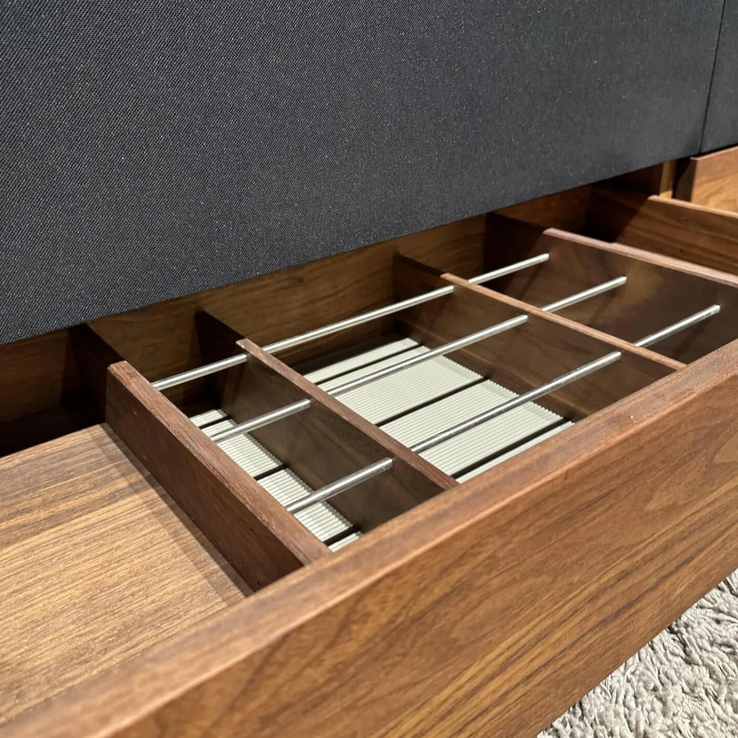 Team 7 Wohnwände & Tv-Lowboards|Home-Entertainment Raumteilerkorpus Mit TV-Säule Abdeckplatte Farbglas Schwarz Matt Nussbaum Natur Geölt