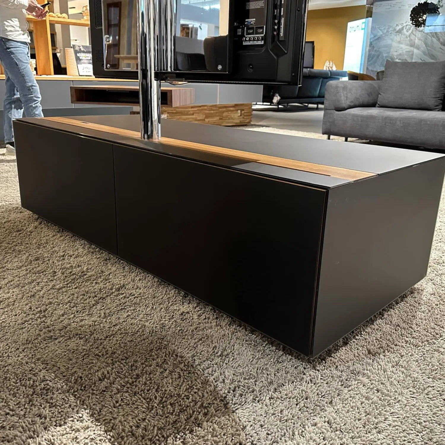 Team 7 Wohnwände & Tv-Lowboards|Home-Entertainment Raumteilerkorpus Mit TV-Säule Abdeckplatte Farbglas Schwarz Matt Nussbaum Natur Geölt