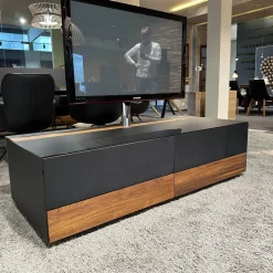 Team 7 Wohnwände & Tv-Lowboards|Home-Entertainment Raumteilerkorpus Mit TV-Säule Abdeckplatte Farbglas Schwarz Matt Nussbaum Natur Geölt