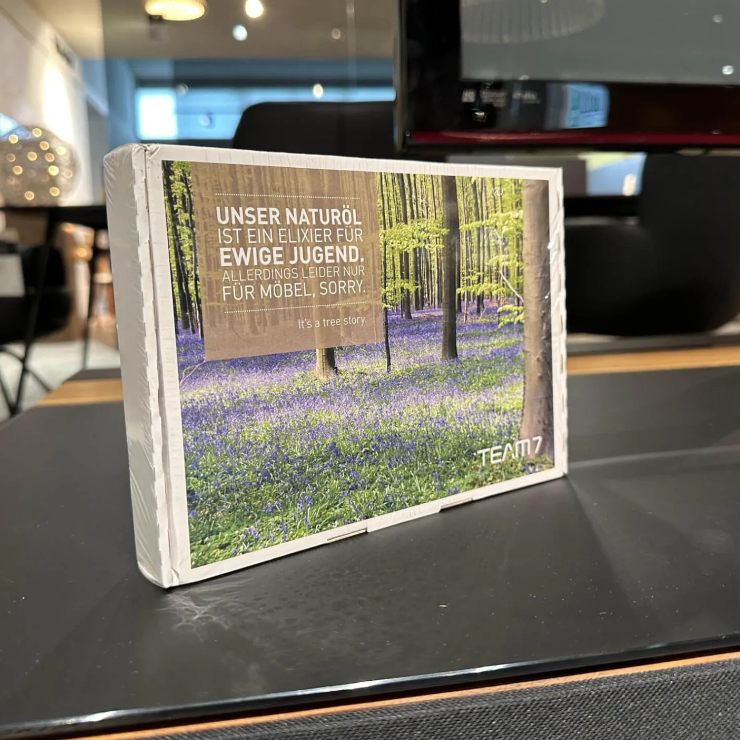 Team 7 Wohnwände & Tv-Lowboards|Home-Entertainment Raumteilerkorpus Mit TV-Säule Abdeckplatte Farbglas Schwarz Matt Nussbaum Natur Geölt