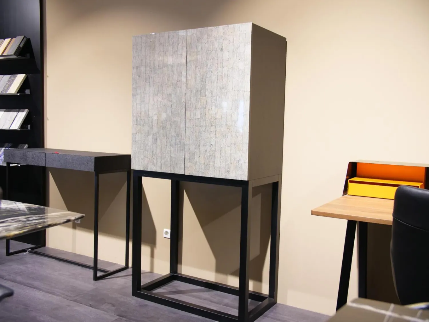 Lambert Vitrinen & Highboards|Kabinettschrank Mingkasa Eiche Massiv Eggshell Grau Grün Füße Schwarz Gebeizt Lackiert