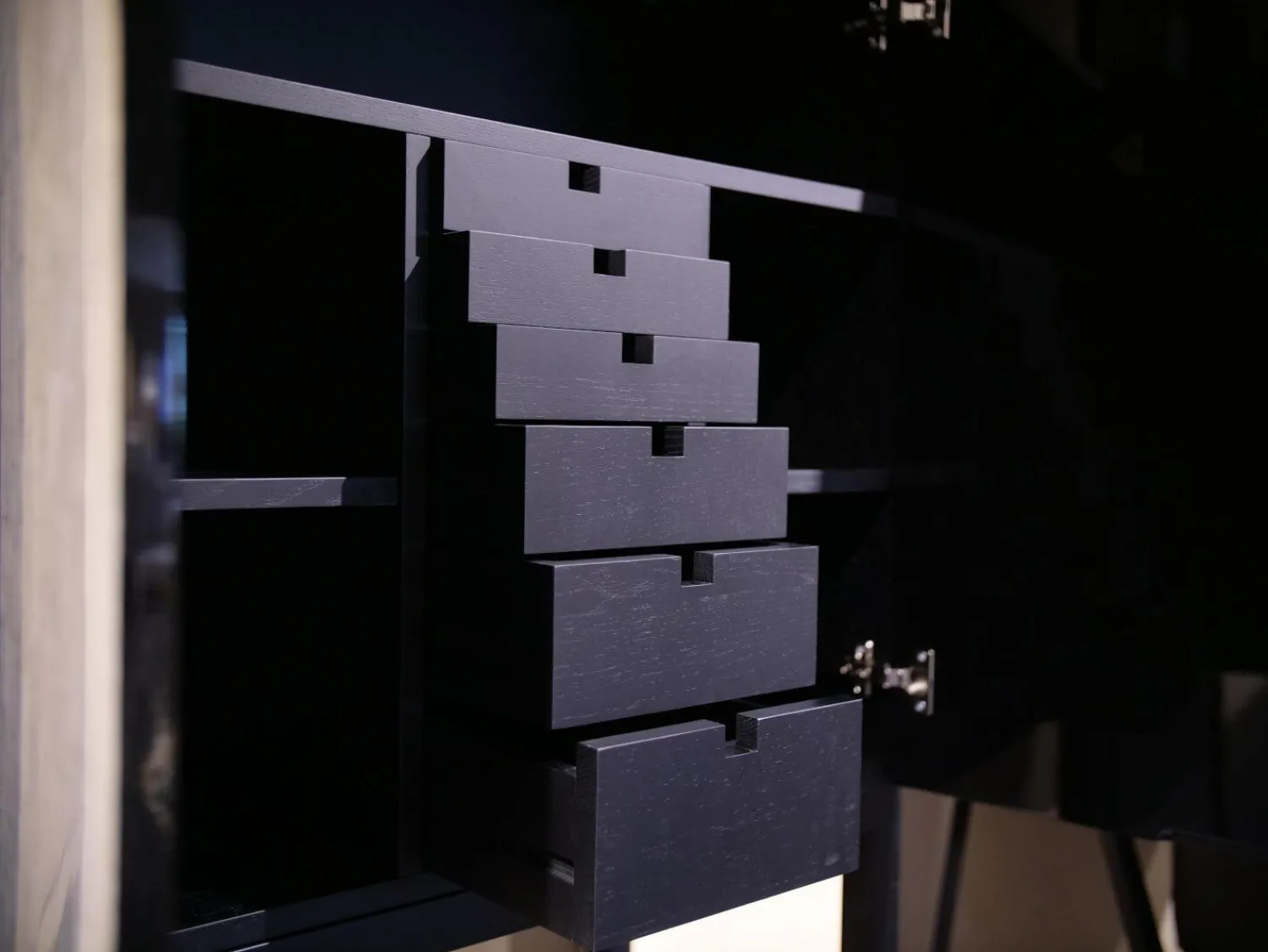 Lambert Vitrinen & Highboards|Kabinettschrank Mingkasa Eiche Massiv Eggshell Grau Grün Füße Schwarz Gebeizt Lackiert