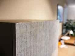 Lambert Vitrinen & Highboards|Kabinettschrank Mingkasa Eiche Massiv Eggshell Grau Grün Füße Schwarz Gebeizt Lackiert