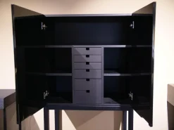 Lambert Vitrinen & Highboards|Kabinettschrank Mingkasa Eiche Massiv Eggshell Grau Grün Füße Schwarz Gebeizt Lackiert