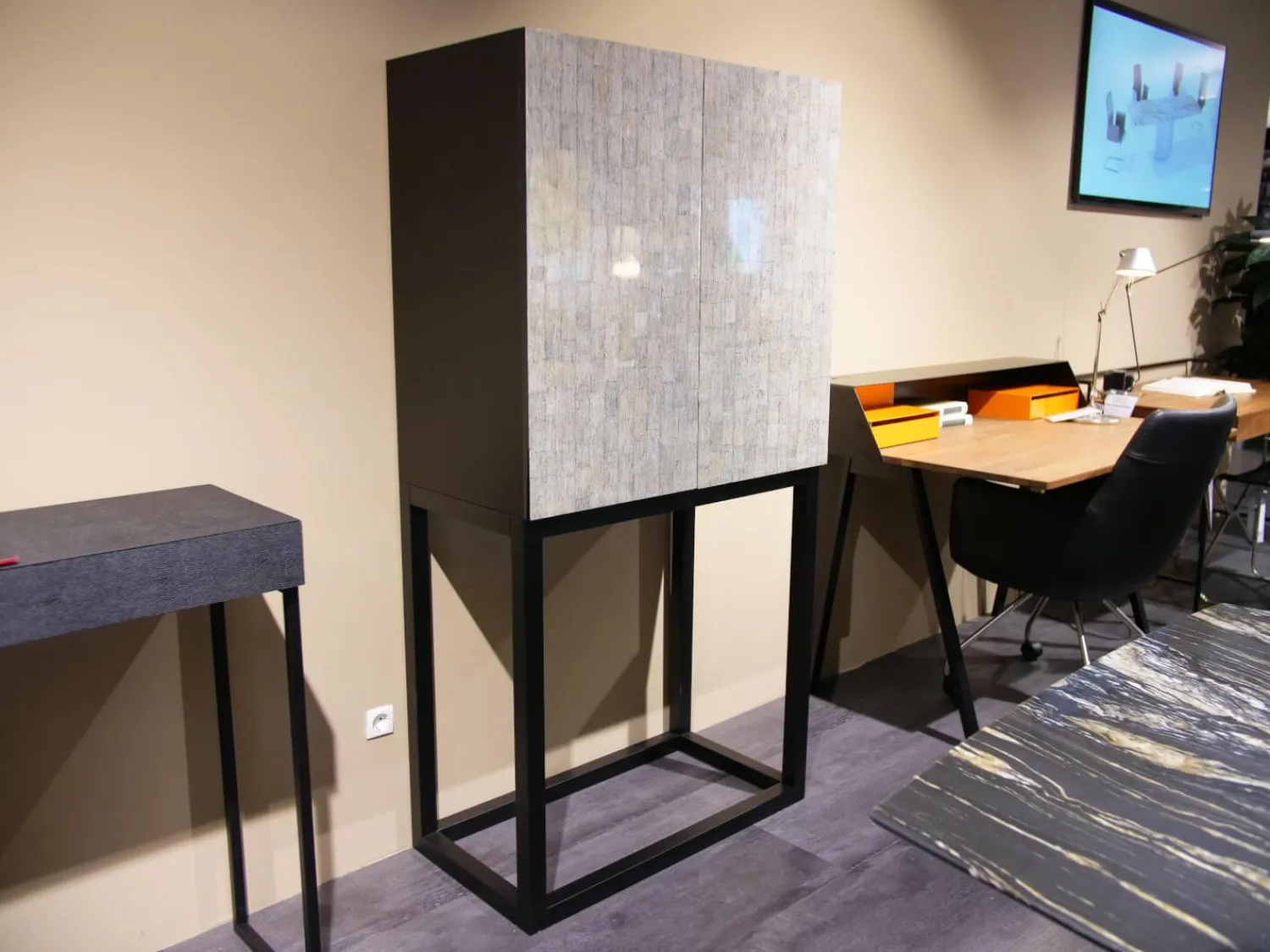 Lambert Vitrinen & Highboards|Kabinettschrank Mingkasa Eiche Massiv Eggshell Grau Grün Füße Schwarz Gebeizt Lackiert