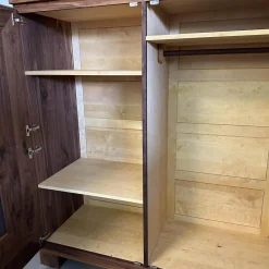 Scholtissek Kleiderschränke|Kleiderschrank Artus Klein Korpus Astiger Nussbaum Innen Birke Natur Geölt Glas Dunkelgrau Matt