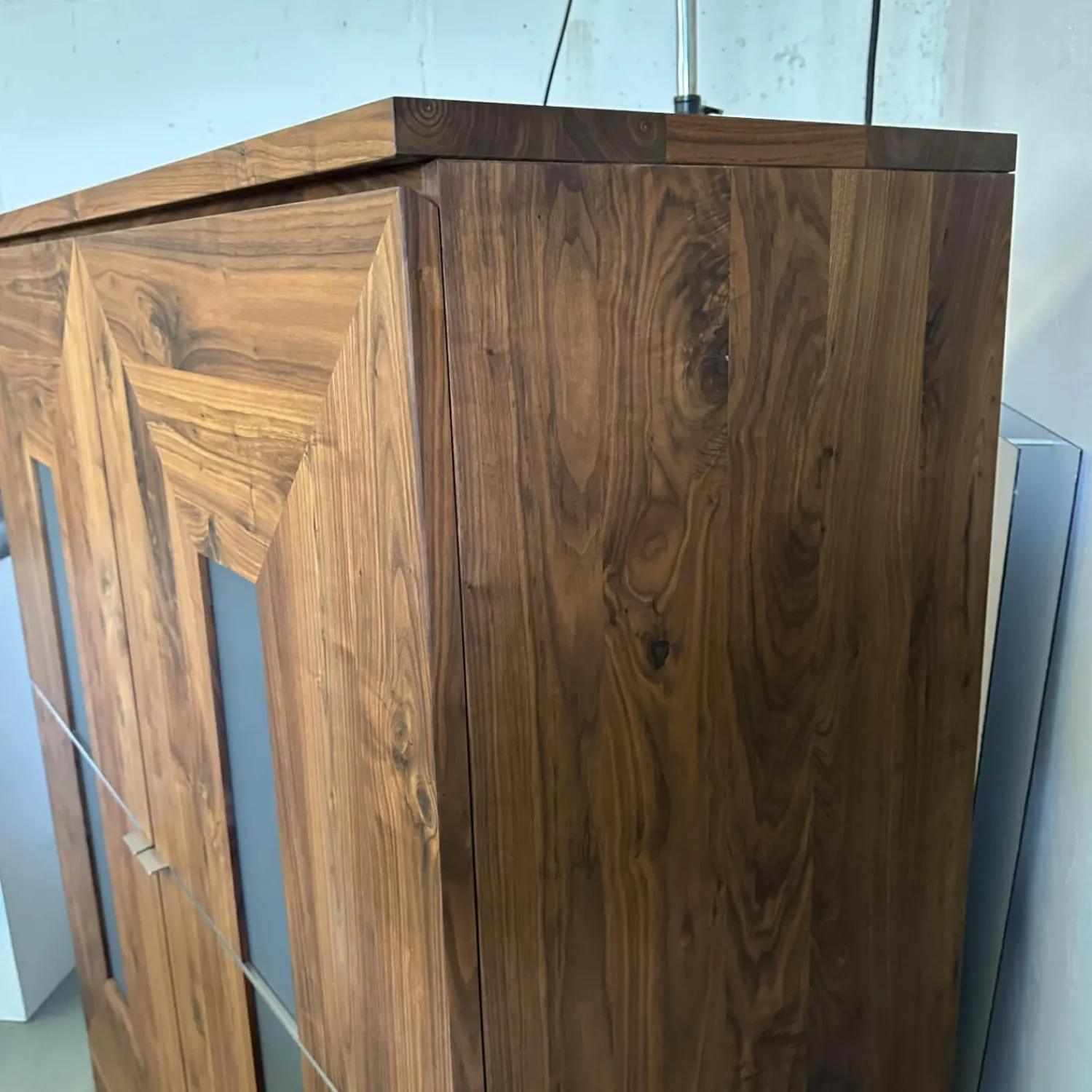 Scholtissek Kleiderschränke|Kleiderschrank Artus Klein Korpus Astiger Nussbaum Innen Birke Natur Geölt Glas Dunkelgrau Matt