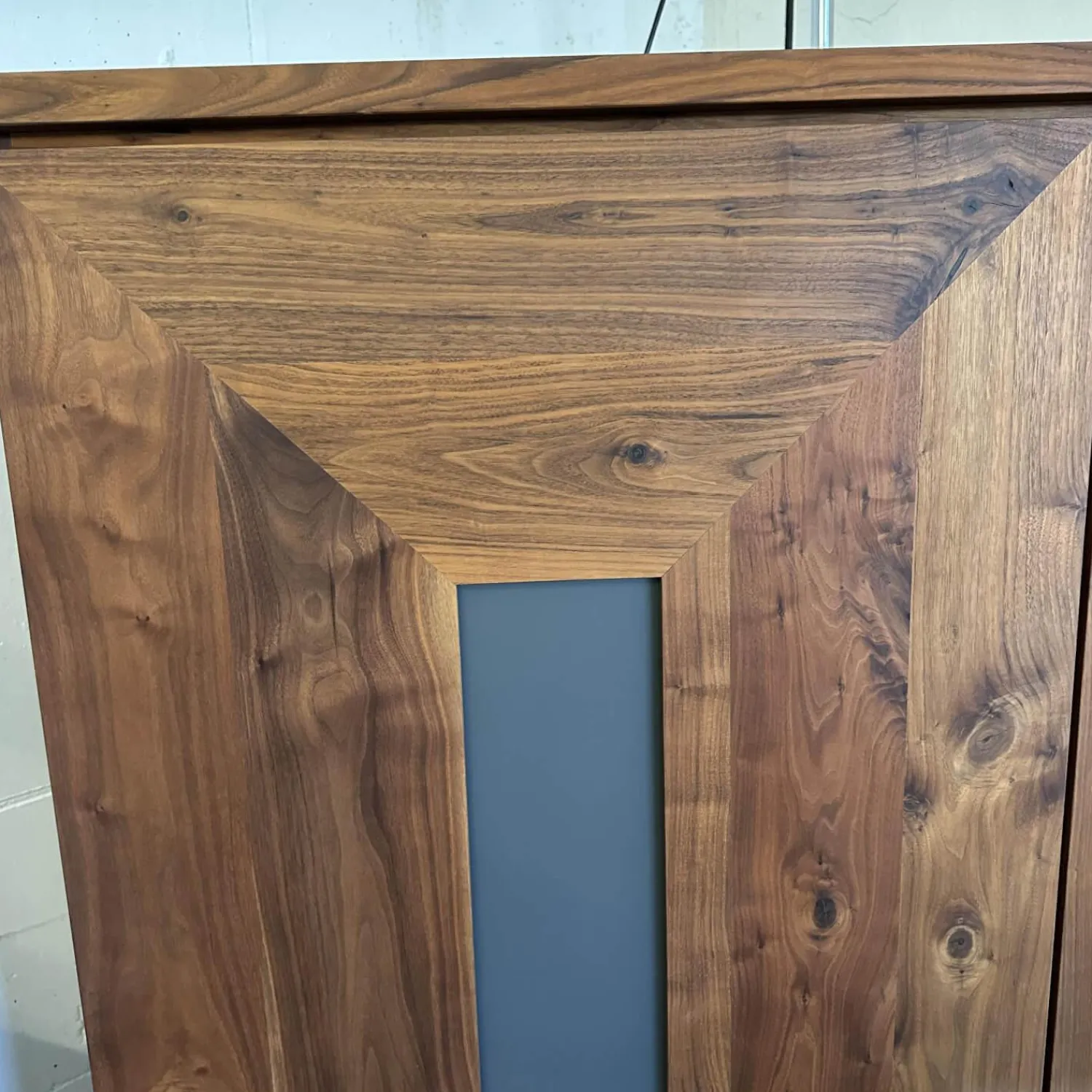 Scholtissek Kleiderschränke|Kleiderschrank Artus Klein Korpus Astiger Nussbaum Innen Birke Natur Geölt Glas Dunkelgrau Matt