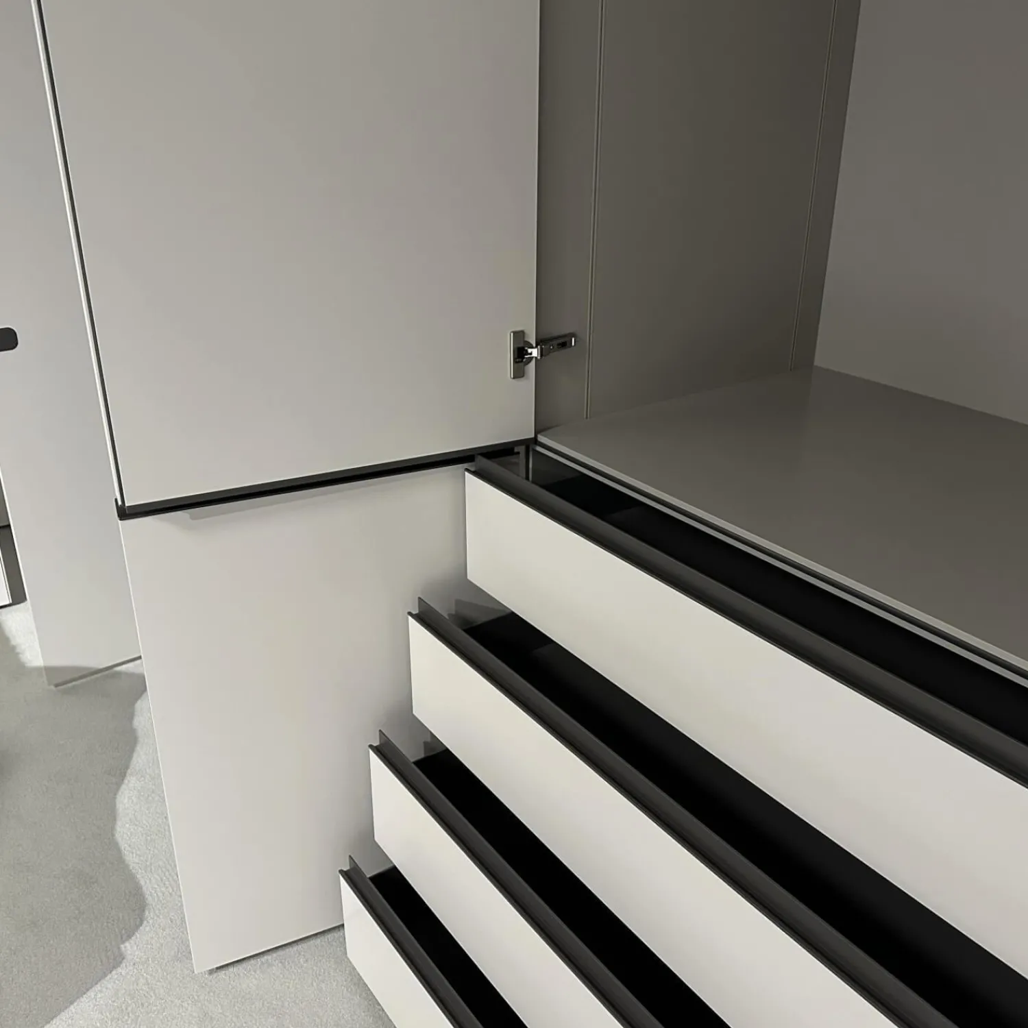 Interlübke Kleiderschränke|Kleiderschrank Collect Mattlack Außen M08 Greige Innen M23 Muschel Grau