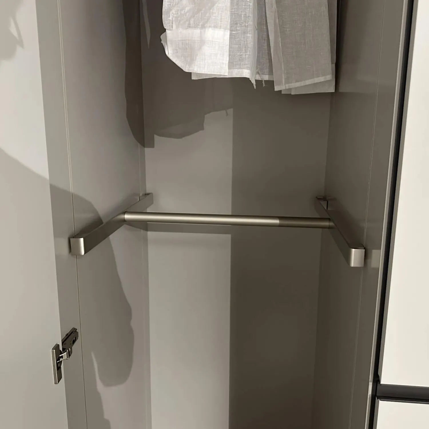 Interlübke Kleiderschränke|Kleiderschrank Collect Mattlack Außen M08 Greige Innen M23 Muschel Grau