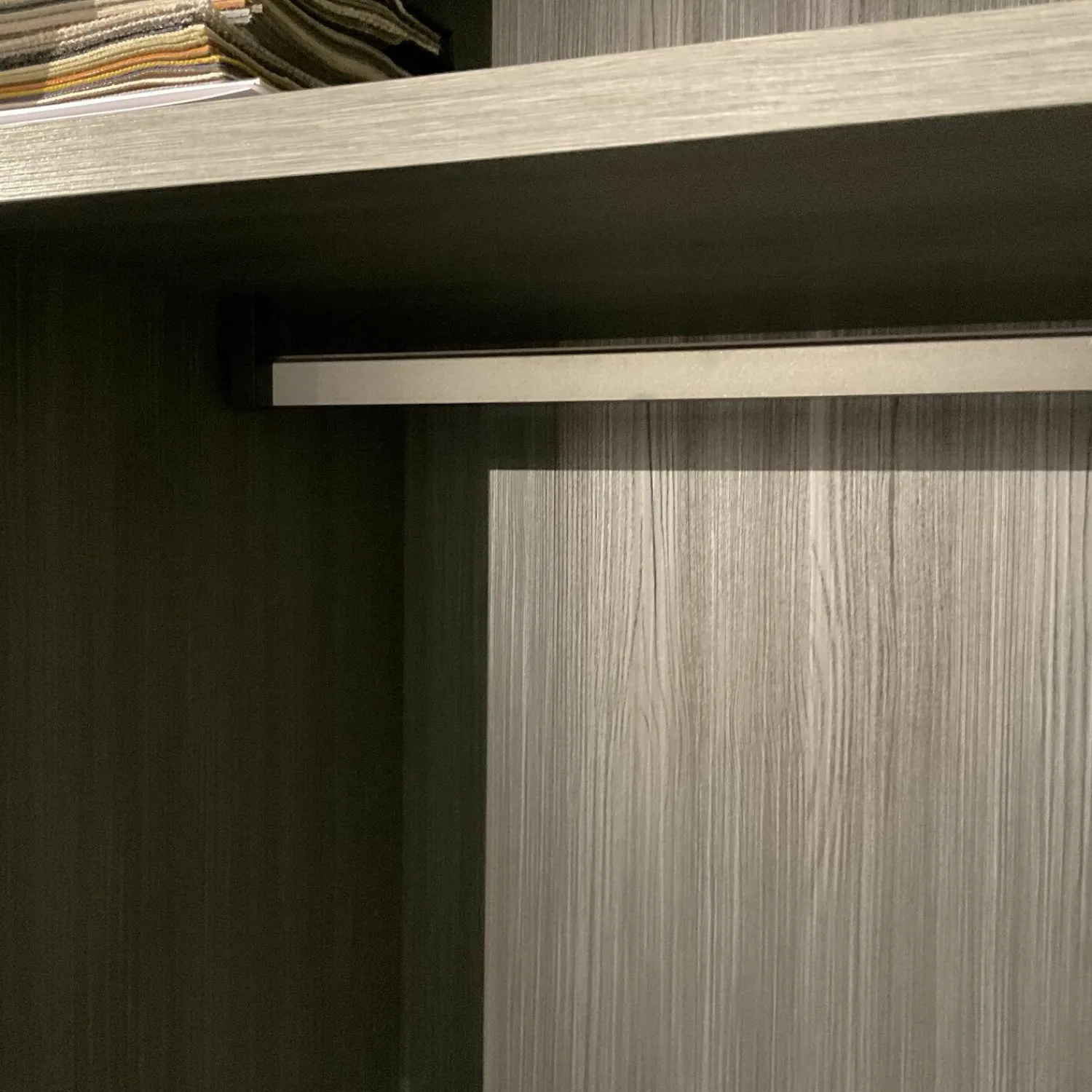 Kettnaker Kleiderschränke|Kleiderschrank Grip Lack Matt Lichtgrau Innen Eiche Melamin Anthrazit