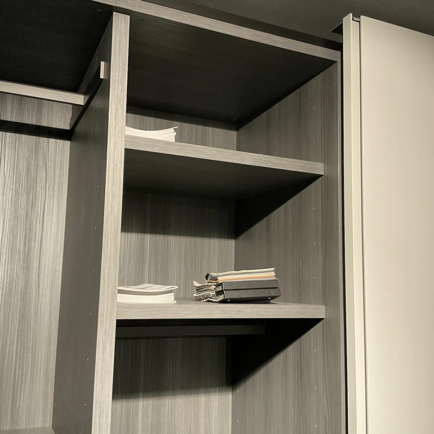 Kettnaker Kleiderschränke|Kleiderschrank Grip Lack Matt Lichtgrau Innen Eiche Melamin Anthrazit