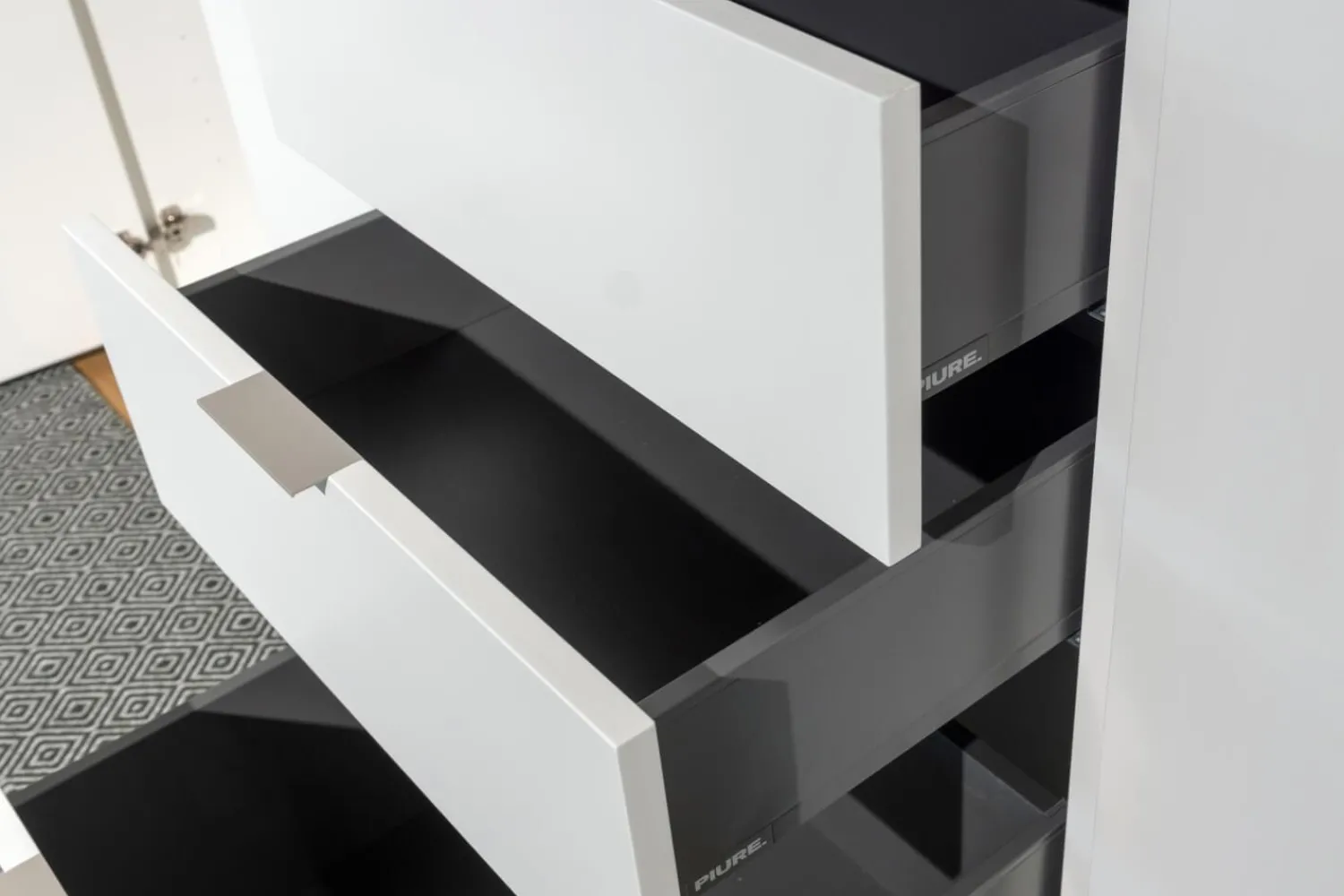 Piure Kleiderschränke|Kleiderschrank Line Mattlack P01 White Griffe P19 Dune Grau