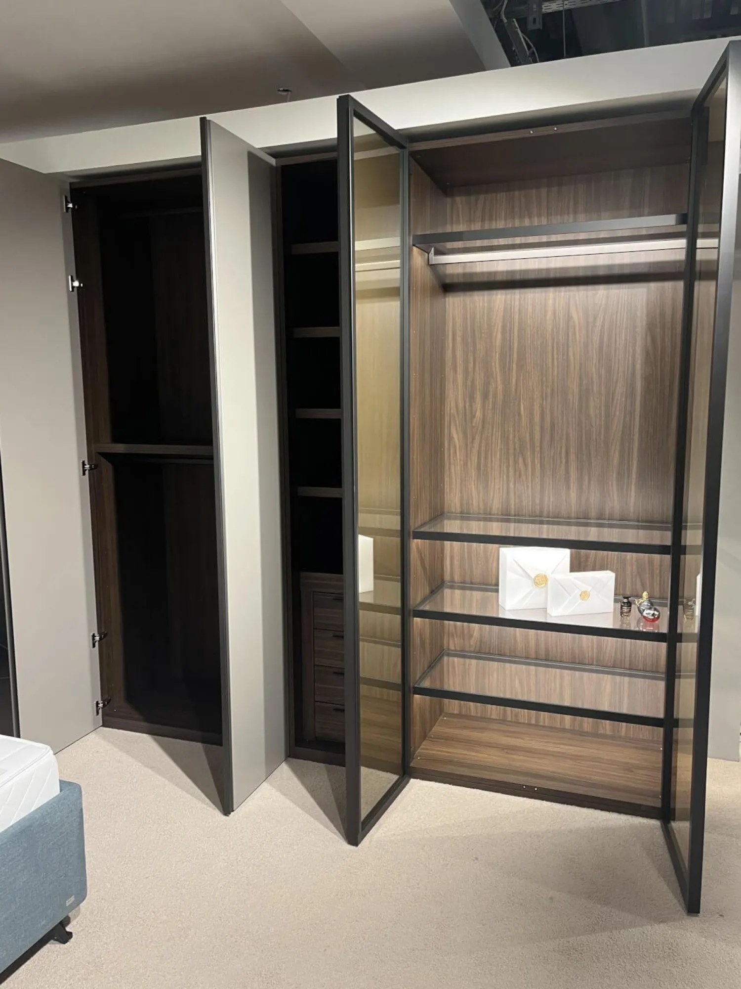 Novamobili Kleiderschränke|Kleiderschrank Night Collection 2022 Front Lack 331 Visone Matt Korpus 72 Noce Mit Beleuchtung