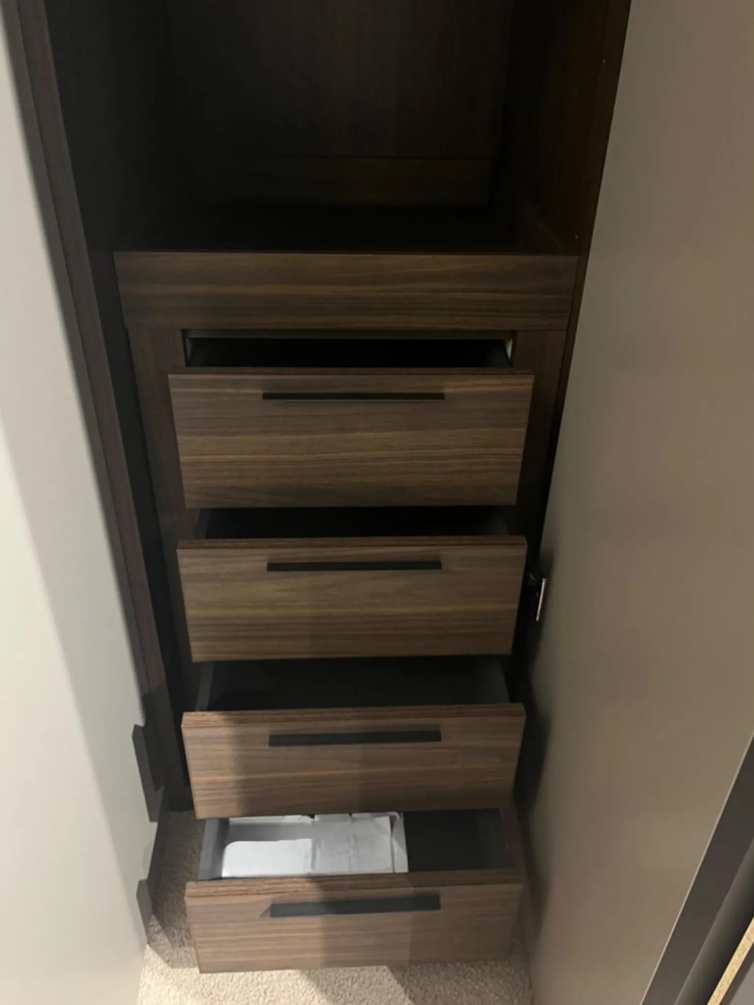 Novamobili Kleiderschränke|Kleiderschrank Night Collection 2022 Front Lack 331 Visone Matt Korpus 72 Noce Mit Beleuchtung